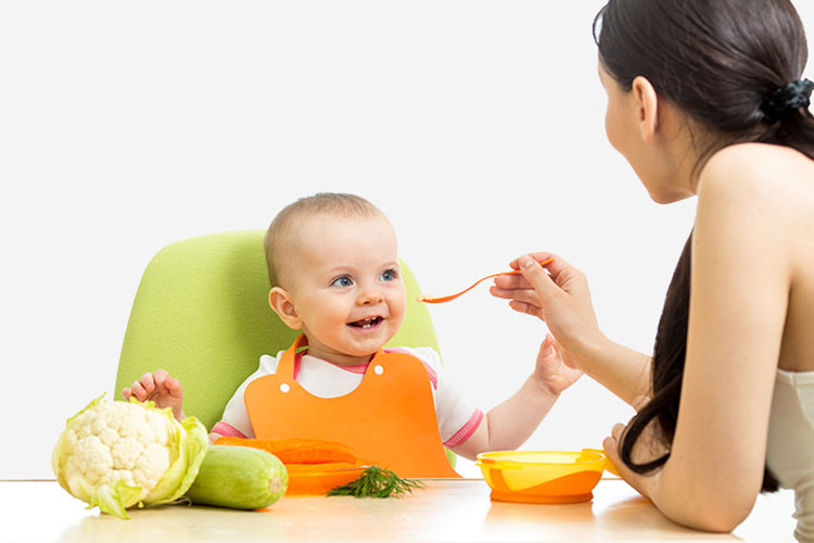 Bổ sung thực phẩm đặc cho bé từ 4 – 12 tháng tuổi