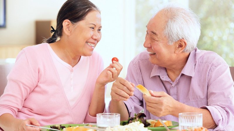Sử dụng chế độ ăn uống như thế nào để người cao tuổi luôn khỏe mạnh?