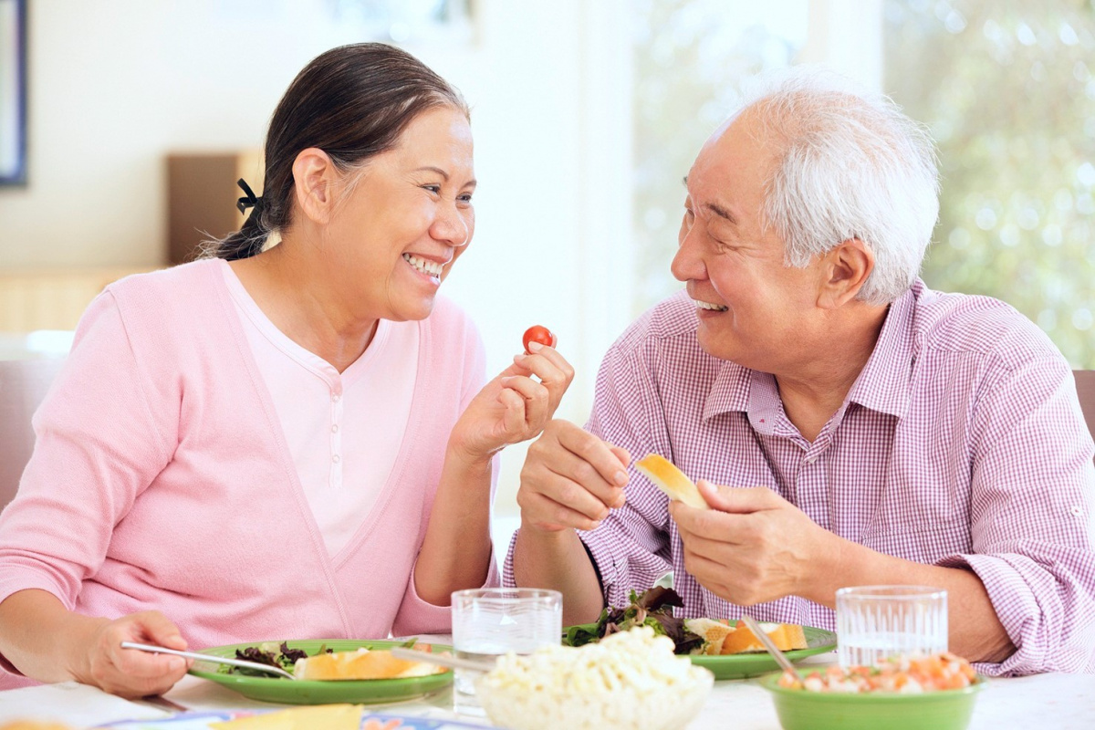 Sử dụng chế độ ăn uống như thế nào để người cao tuổi luôn khỏe mạnh?