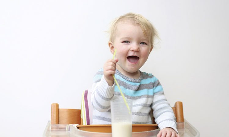 Trẻ uống sữa tươi khi nào? Uống sữa bột khi nào?